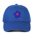 Détail de la fleur violette brodée avec sourire sur la casquette de baseball bleu roi - Réglable / Bleu Saphir