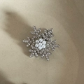 Detalle de horquilla de copo de nieve con cristales brillantes y perlas de imitación - Estilo de Perlas y Diamantes de Imitación / Copo de Nieve Plateado - Perla y Diamante de Imitación