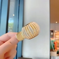 Pince à cheveux dorée pour queue de cheval haute avec perles blanches et design grillagé - Citrouille Perle Artificielle / Or