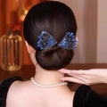 Barrette élégante papillon en zircon bleu portée sur un chignon sophistiqué - Chignon Éventail - Bleu