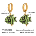 Detailansicht der wasserdichten Fischohrringe aus Edelstahl mit Größen- und Gewichtsangaben - Grün mit Schwarzen Streifen Fisch Stil (YYE025234-E)