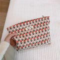 Dettaglio trousse vintage in velluto a coste con motivi di tulipani su fondo crema - Sfondo Bianco Fiori Rosso Rosa