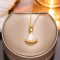 Elegante gouden waaiervormige ketting met witte parelmoer en diamanten op een doosje - Witte Jurk Ketting (8837)