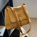 Matte suède crossbody tas in gemberbruin met verstelbare riem en metalen gespsluiting - Bruin