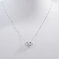 Detalle del colgante de lazo en plata S925 con circonitas y cristal gota en cadena O - Collar De Lazo Plateado Con Cadena En O