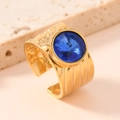 Bague large dorée avec pierre précieuse bleue ronde et anneau à texture nervurée - Taille 8 (Réglable) / Bleu