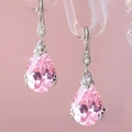 Elegante oorbellen met roze zirkoon druppel en pavé gezette diamanten haken in zilver - Roze