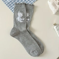Chaussettes mi-mollet gris clair style japonais avec bordure ondulée et motif chat - Taille unique / Gris clair