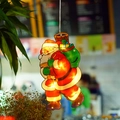 Hängende LED Weihnachtsmann Saugnapfleuchte mit warmen Perlen für weihnachtliche Fensterdeko - Weihnachtsmann