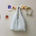 Borsa a spalla a nuvola pieghettata bianca e blu con trama a quadri in rilievo - Bianco