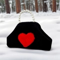 Borsa clutch in velluto nero con cuore in pelliccia rossa e manico di perle bianche - Borsa in peluche con manico in perla / Cuore Nero