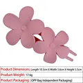 Detalle de la pinza para el pelo con flor rosa mate de 10,3 cm por 5,6 cm - Rosa Rojo