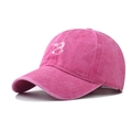 Dettaglio del ricamo a forma di coniglio bianco sul cappello in cotone rosa lavato - Regolabile / Rosa Rosso