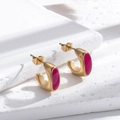 Orecchini vintage a C in oro con smalto rosa su base in pietra bianca decorativa - Rosa