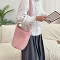 Détail du sac seau rose en peluche avec une large bandoulière en fausse fourrure douce - Rose