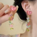 Detail van roze hart oorknopjes met kleurrijke stenen kwastjes en gouden metalen ketting - Roze Stereo Hart Kleurrijke Verpletterde Steen Kwastje (1#)