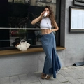 Gonna lunga in denim bicolore con orlo sfilacciato e vita alta dal design irregolare - S / Blu
