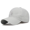 Cappellino da baseball a rete grigio chiaro ad asciugatura rapida con ricamo lettera C - Regolabile / Grigio chiaro