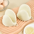 Set di due mini guanti da forno in silicone bianco sporco per la cottura di cibi per bebè - Un paio di clip per dita antiscottatura / Giallo latte