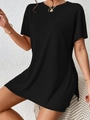 Detail eines schwarzen Oversize T-Shirts mit Seitenschlitzen und Rundhalsausschnitt - S / Schwarz