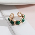 Détail de la bague ajustable dorée ornée de cinq perles de malachite verte alignées - Malachite