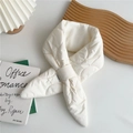 Detalle de una bufanda cruzada acolchada blanca con diseño de rombos y etiqueta - Blanco