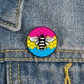 Pansexual pride bee enamel pin with colorful honeycomb background on denim fabric - Pansexual (XZ1682)