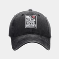 Cappellino vintage in denim nero lavato con stampa Mr. Steal Your Heart e cuore rosso - Regolabile / Nero