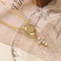 Elegante collar bañado en oro de 18K con medallón ovalado grabado y colgante de cruz de circón - Estilo Medalla Oval Relieve Cruz (24610)