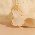 Collier pendentif ours en résine blanc mat avec détails d'étoiles plaqués or 14 carats - Ours en Résine Plaqué Or 14K