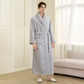Accappatoio grigio spesso da uomo in flanella con caldo bordo in peluche per l'inverno - M / Grigio Nebbia