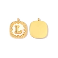 Dettaglio del ciondolo quadrato in conchiglia placcato oro 14k con lettera L in smalto bianco - Lettera L