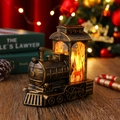 Nahaufnahme der Vintage-Weihnachtszug-Laterne mit Rentierszene und warmem Licht - Bronze Gebürstetes Gold Rentier