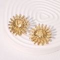 Goldene Sonnenblumen-Ohrstecker mit gehämmerter Metallstruktur und gewellten Strahlen - Gold