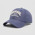 Detailweergave van de geborduurde letters en ademende stof op de blauwe kinderpet - Kinderen (50-54cm) / Marineblauw (Courage)