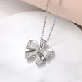 Collier nœud argenté avec pavé de zircons sur marbre et tissu rose poudré délicat - Nœud Pavé Simple (C)
