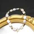 Barok parelketting met gouden metalen kralen en een klassieke toggle sluiting - Ongeveer 40cm / Witte Vierkante Halsketting