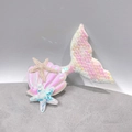 Vista macro detallada de la cola de sirena de lentejuelas y accesorio de concha rosa - Sirena Blanco AB