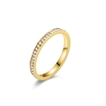 Gros plan détaillé d'une bague en acier titane doré 2mm avec des strass étincelants - Taille 5 / Or
