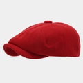 Détail de la casquette gavroche rouge montrant la texture du tissu en sergé de laine - Taille unique / Rouge