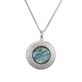 Detail van zilveren vintage locket ketting met iriserende natuurlijke abalone schelp inleg - Rond