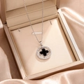 Collier en titane argenté avec pendentif trèfle noir entouré de zircons étincelants - 9167-argent