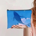 Détail d'une trousse à maquillage en toile avec imprimé baleine bleue et ciel étoilé - Style Baleine Ciel Étoilé (jiaying0079)