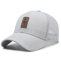 Cappellino da baseball grigio chiaro in mesh traspirante con toppa in pelle marrone - Taglia Unica(Regolabile) / Grigio chiaro
