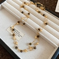 Dettaglio collana placcata oro 18k con occhio di tigre in scatola beige - Stile Occhio di Tigre / Oro-Occhio di Tigre