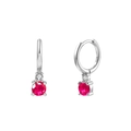 Detail van S925 zilveren oorring met ronde rode edelsteen en een stevige gespsluiting - JQH0042 Zilver - Robijn Hanger Huggie