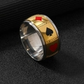 Anello da uomo in acciaio al titanio con motivi di carte da poker e numeri romani - US 8 / Stile Carta da Poker