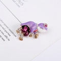 Dettaglio macro di una spilla vintage a rana con smalto viola e cristalli rosa - Rana in Cristallo Viola (#3)