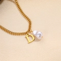 Collana dorata minimalista con perla barocca e ciondolo lettera D sulla seta - Collana Lettera D