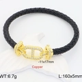 Bracciale in pelle nera intrecciata con chiusura a D dorata in rame e micro-pavé di diamanti - Nero